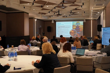 �������