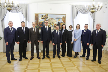 �������